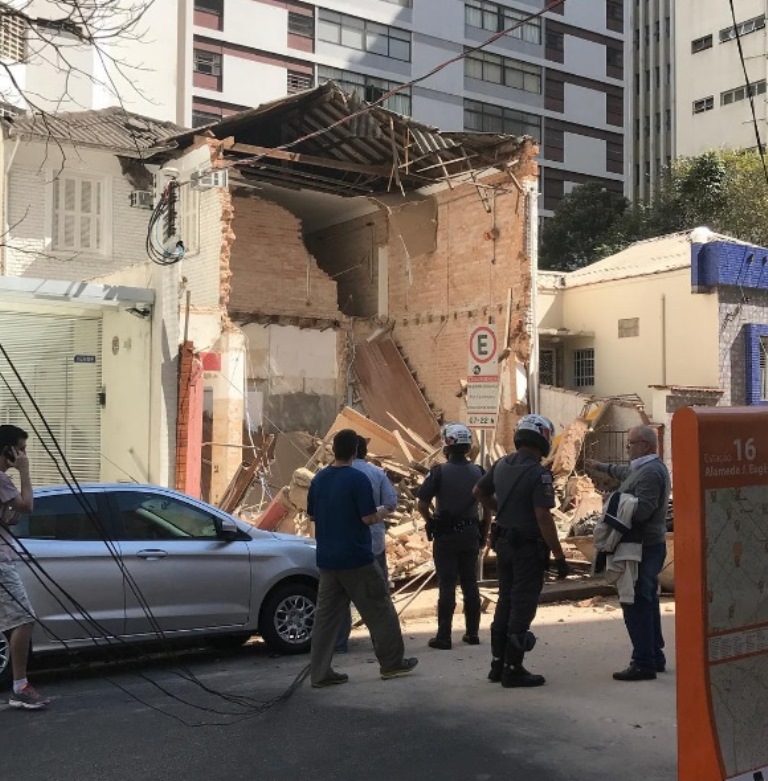 Obra desaba em rua nos Jardins
