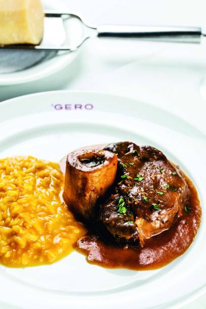 Ossobuco ao lado de risoto de açafrão