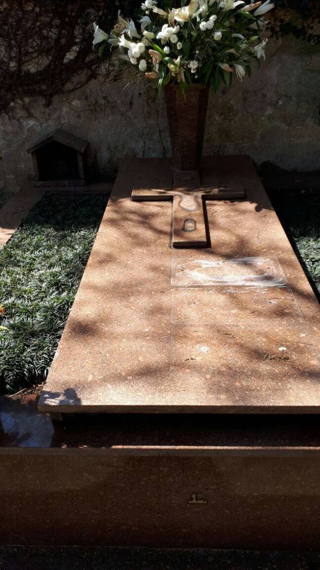Três crucifixos foram arrancados Três crucifixos foram arrancados