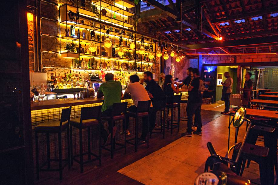 O balcão: onde são servidos os melhores drinques da cidade O balcão: onde são servidos os melhores drinques da cidade