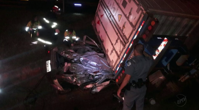 Carreta tomba sobre carro e deixa três mortos na Anhanguera