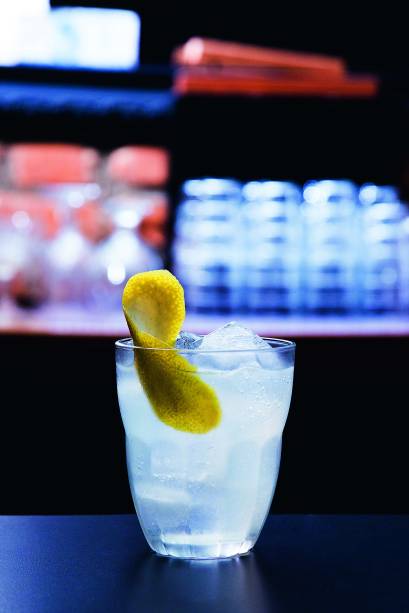 O bom casino, gim, limão-siciliano, marasquino e bitter O bom casino, gim, limão-siciliano, marasquino e bitter