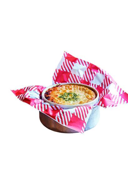 Escondidinho: de carne-seca com purê e crocante de mandioca Escondidinho: de carne-seca com purê e crocante de mandioca