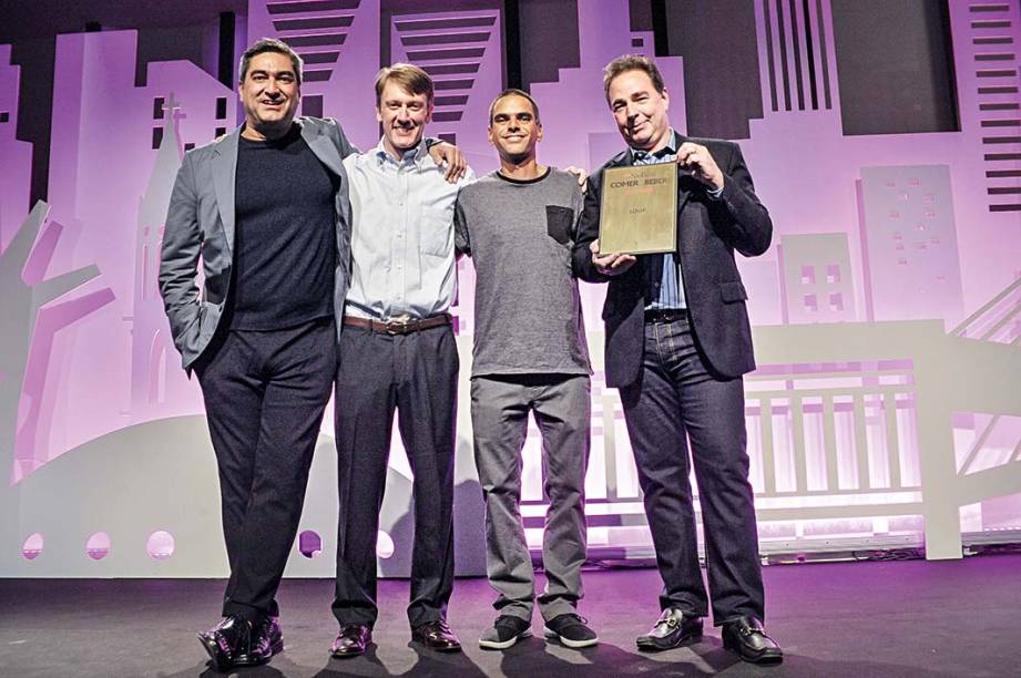 Zeca Camargo com os sócios do Loup, Fabio Reinholz e Daniel Sahagoff, mais o chef Stefano Bignotti(de camiseta cinza): estreia do ano de restaurantes Zeca Camargo com os sócios do Loup, Fabio Reinholz e Daniel Sahagoff, mais o chef Stefano Bignotti(de camiseta cinza): estreia do ano de restaurantes