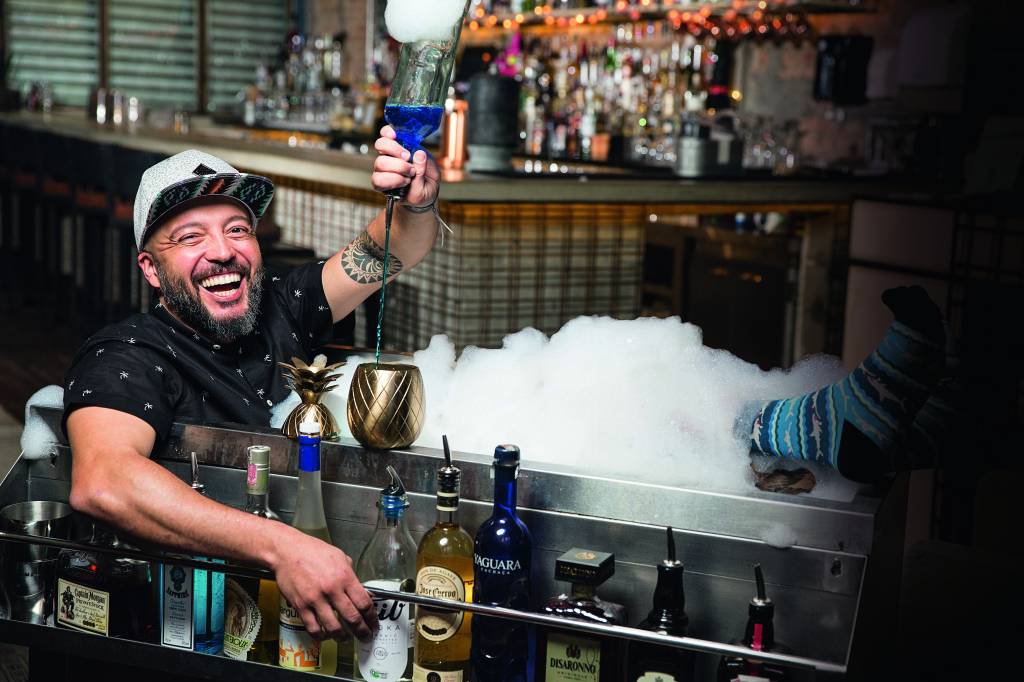 Guilhotina Homem em uma cuba de bar transformada em banheira