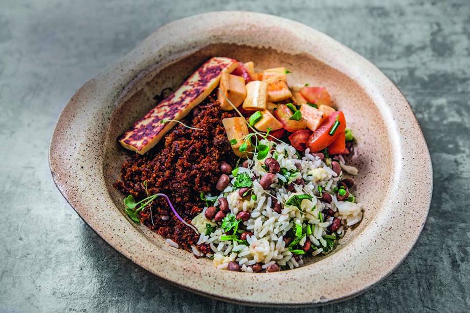 Paçoca de carne-seca com baião de dois, queijo de coalho e tartare de banana