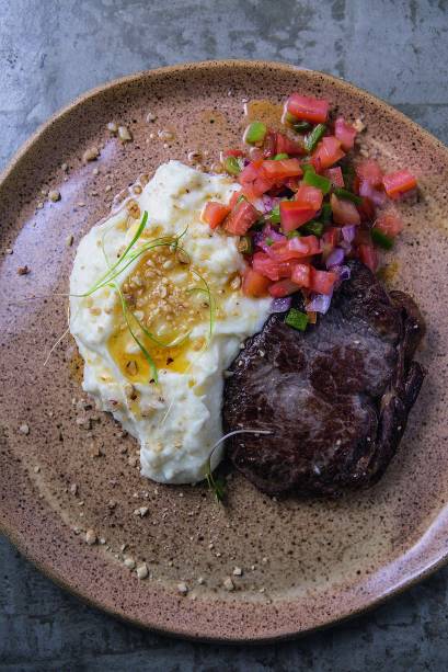 Carne de sol: na companhia de purê de cará e vinagrete