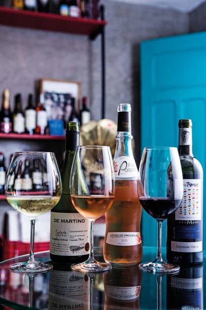 Alguns dos rótulos do wine bar: 110 variedades Alguns dos rótulos do wine bar: 110 variedades