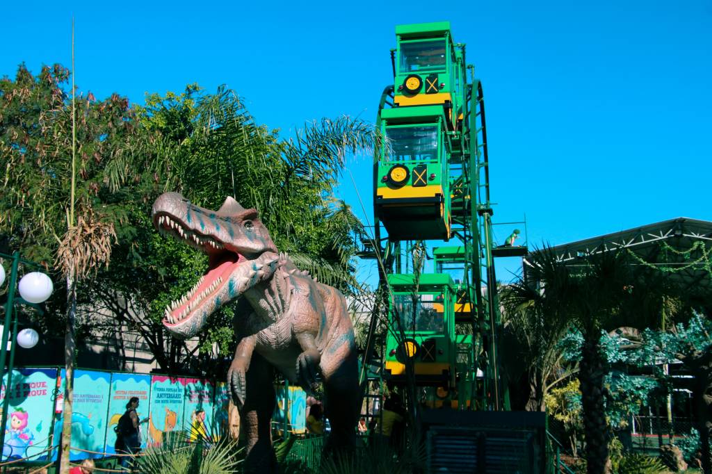 Parque de dinossauros faz sucesso no interior de São Paulo