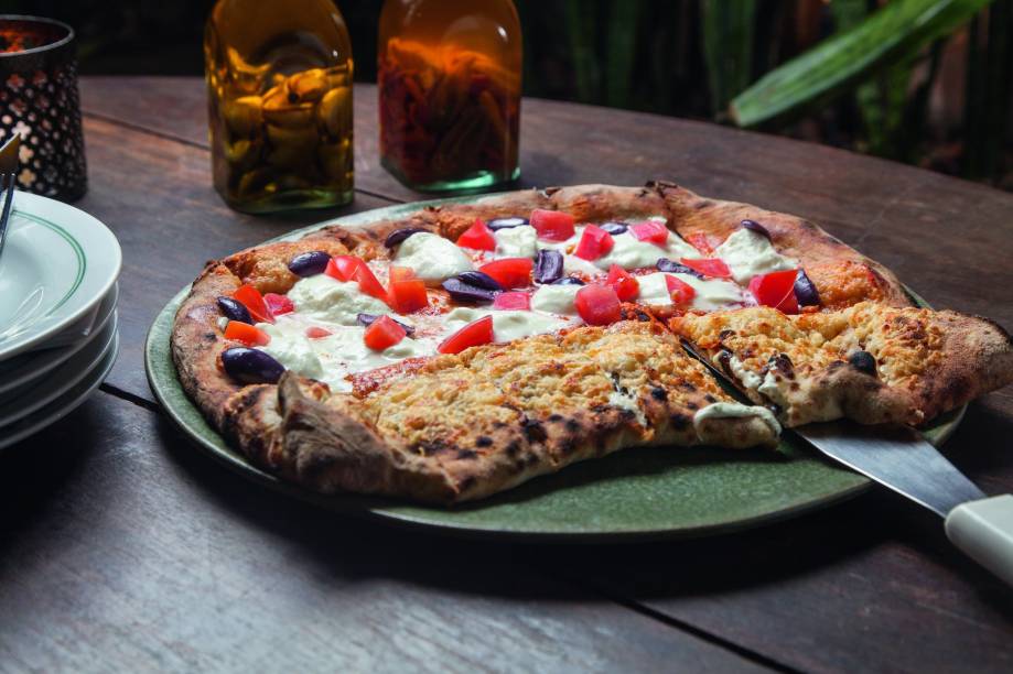 Carola: especialidade da casa meio plana e meio calzone Carola: especialidade da casa meio plana e meio calzone