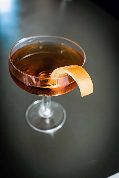 A bebida no barN&uacute;mero: cacha&ccedil;aenvelhecida, vermutee casca de laranja