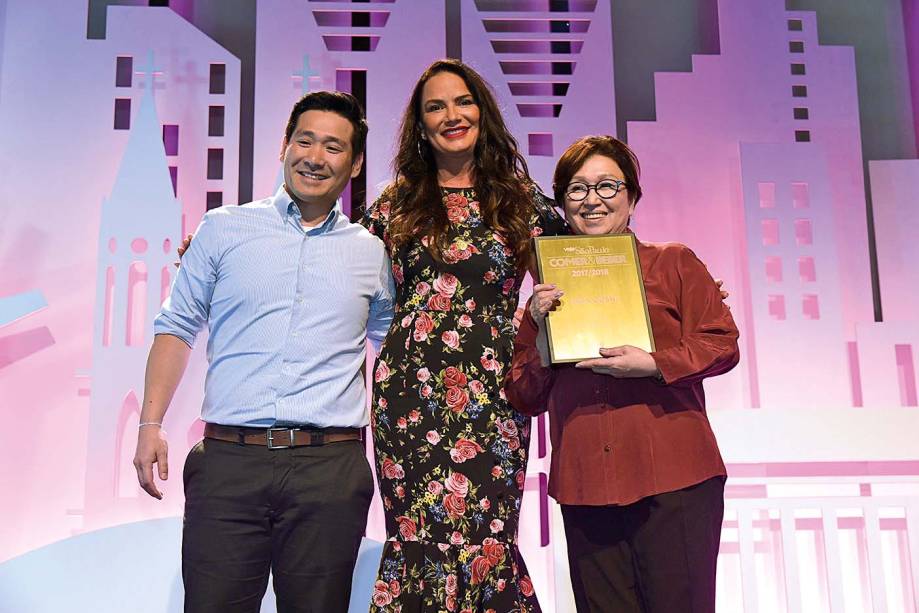 Luiza Brunet entre Jun Mizumoto e sua mãe, Miyuki: Shin-Zushi, vencedor da categoria japonês pela primeira vez Luiza Brunet entre Jun Mizumoto e sua mãe, Miyuki: Shin-Zushi, vencedor da categoria japonês pela primeira vez