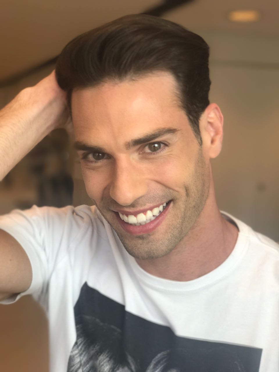 Corte masculino: topete alto e bem acabado