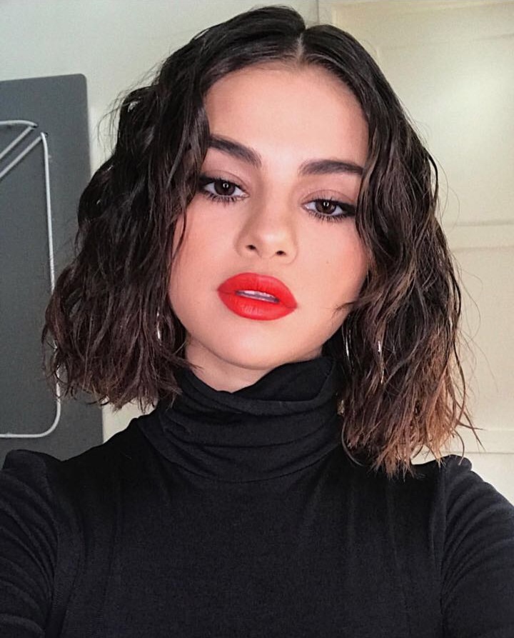 Selena Gomez muda visual surge com cabelos platinados