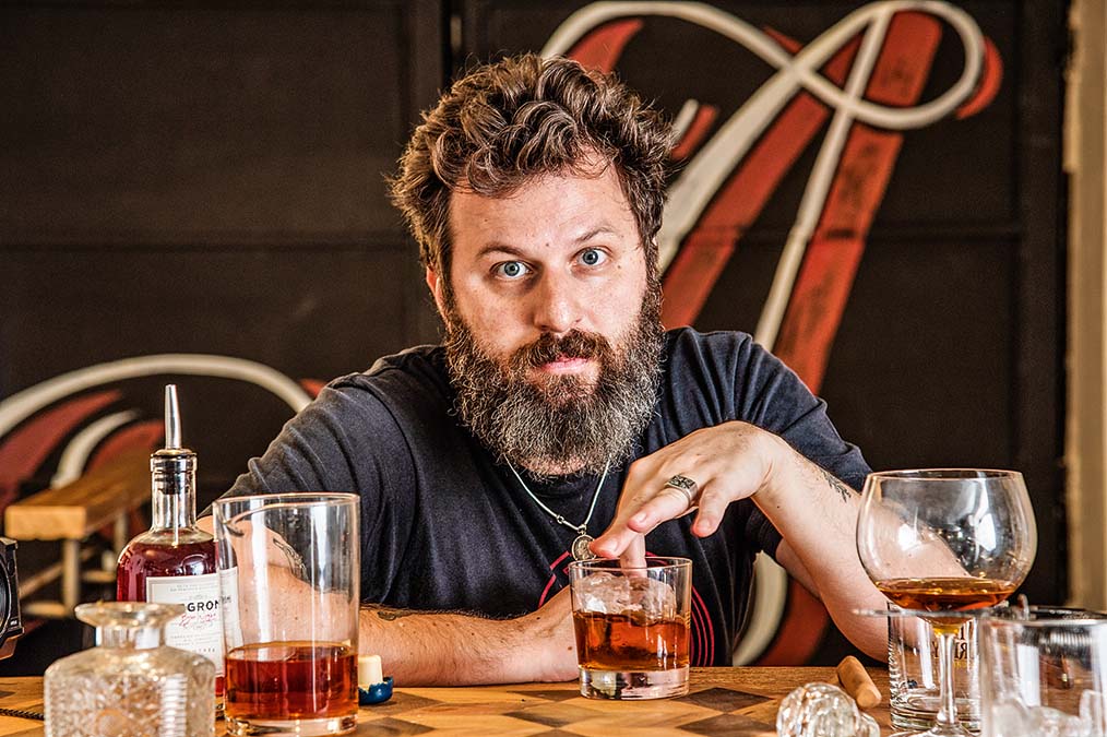 Apothek: o bartender Alexandre D’Agostino Apothek: o bartender Alexandre D’Agostino