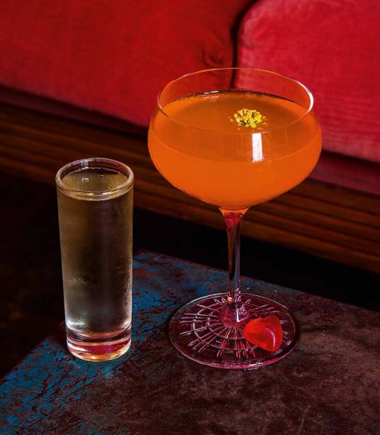 Porn Star Martini: leva vodca, Aperol, maracujá e jasmim. Vem com espumante Porn Star Martini: leva vodca, Aperol, maracujá e jasmim. Vem com espumante