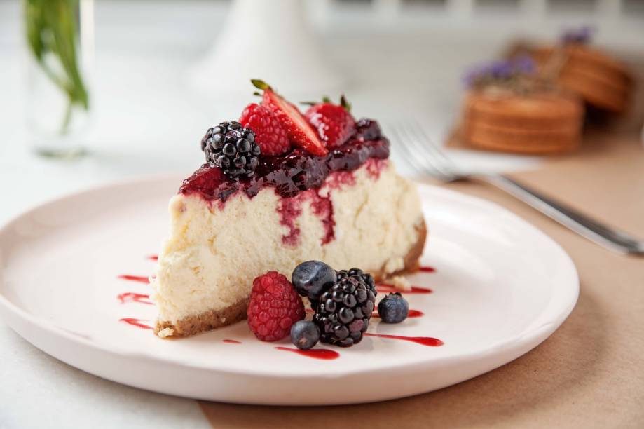 Cheesecake com calda de frutas vermelhas