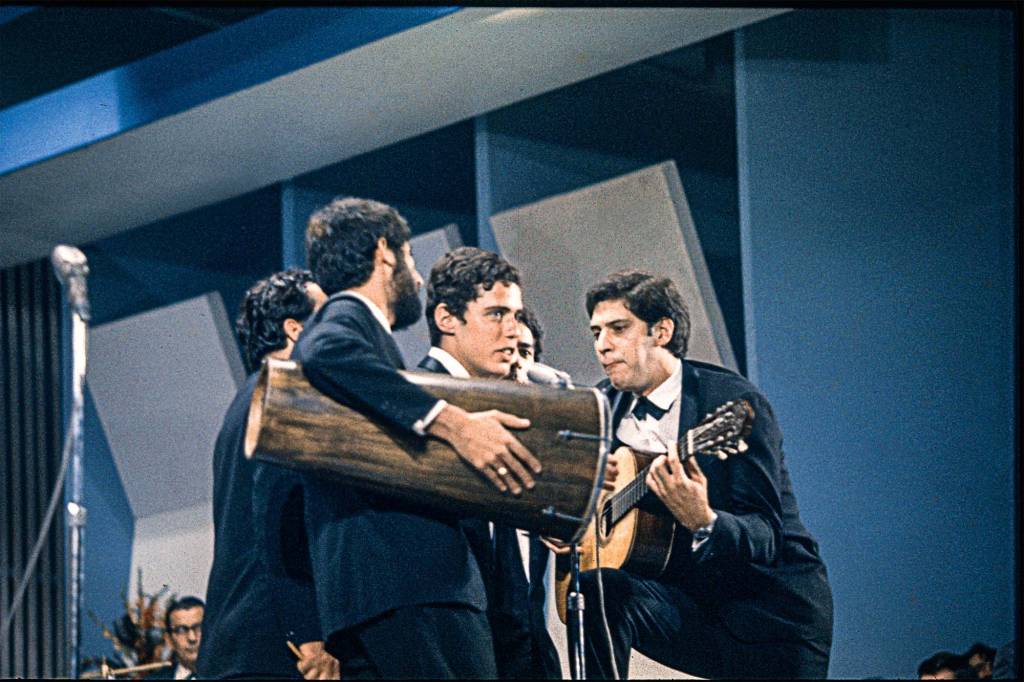 Chico Buarque de Hollanda cantando a música _Roda Viva_, com Magro, de barba, e.jpg