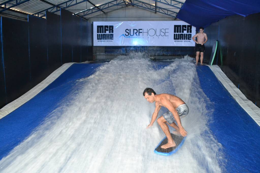Conheça a primeira piscina de ondas indoor da cidade