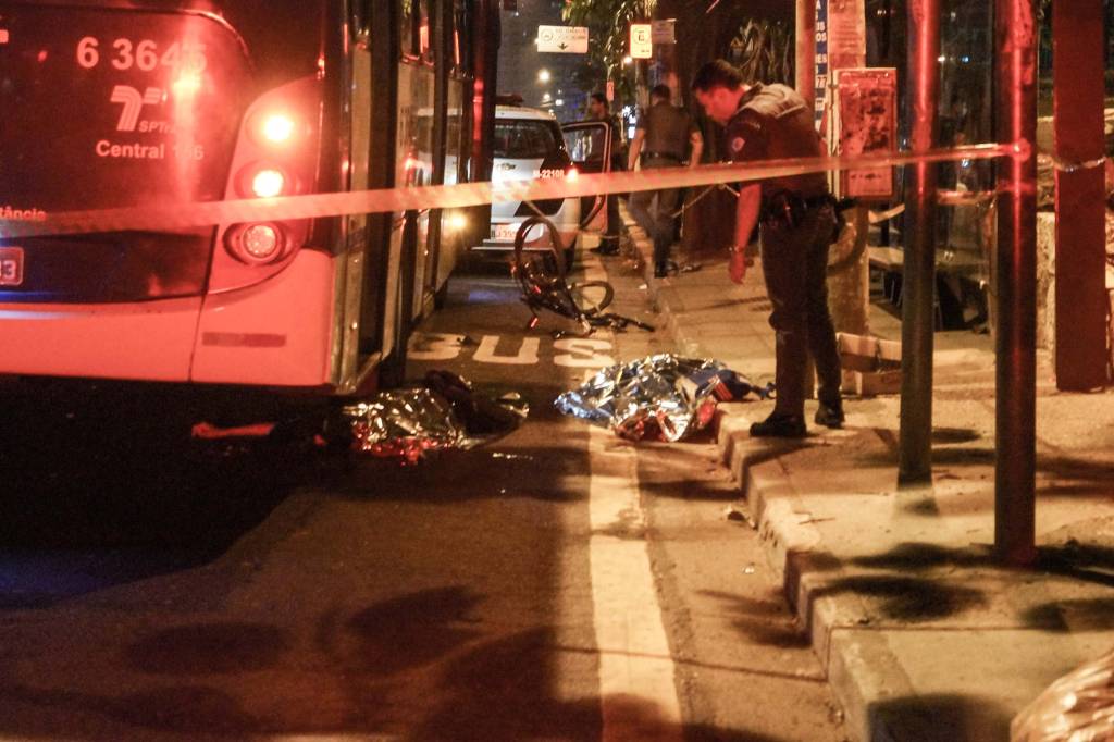 Dois ciclistas morrem atropelados por carro na Zona Sul