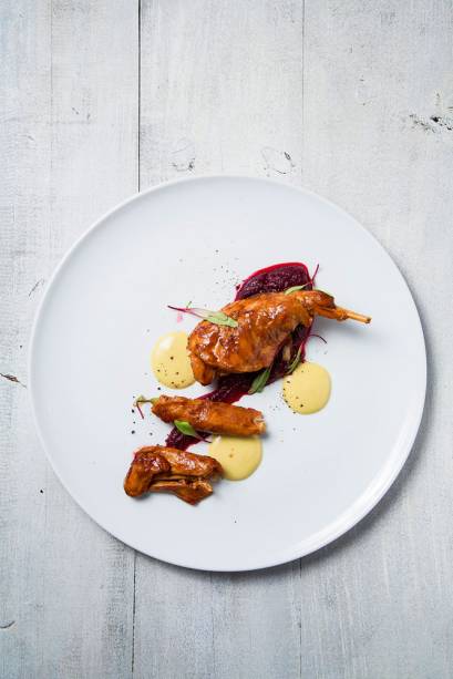 Coelho cozido acompanhado de purê de beterraba e zabaione de especiarias Coelho cozido acompanhado de purê de beterraba e zabaione de especiarias