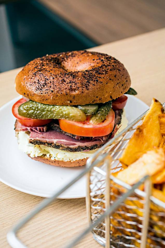 Versão de pastrami: com cream cheese de mostarda, tomate e pepino Versão de pastrami: com cream cheese de mostarda, tomate e pepino