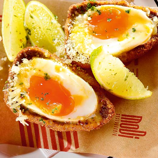 Bolovo: bolinho de carne com ovo cozido Bolovo: bolinho de carne com ovo cozido