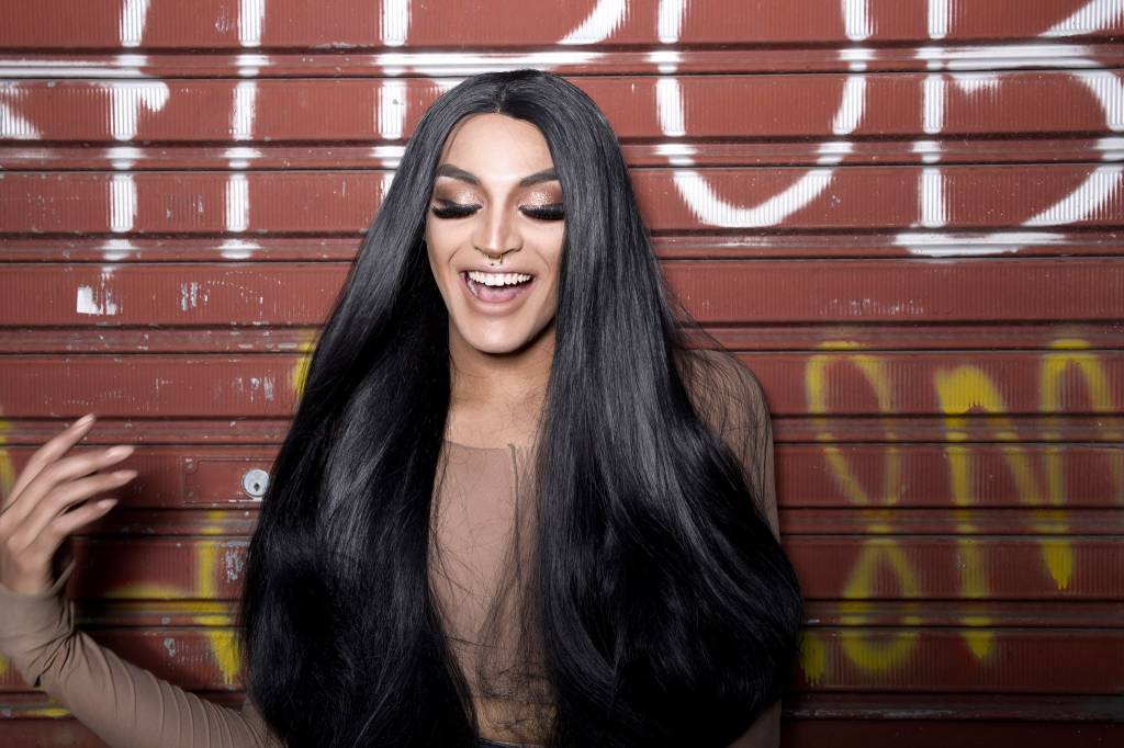 Pabllo Vittar se esquiva de fotos em gravação do ‘Altas Horas’