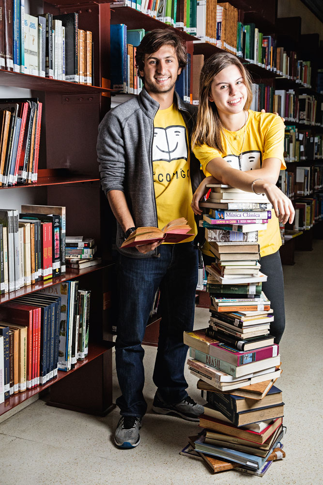 Irmãos distribuem livros em escolas e comunidades pobres do país