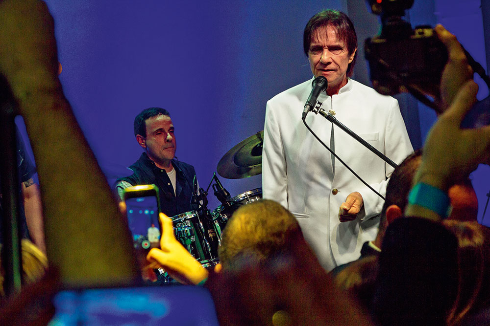 Roberto Carlos fará participação em DVD da banda do filho