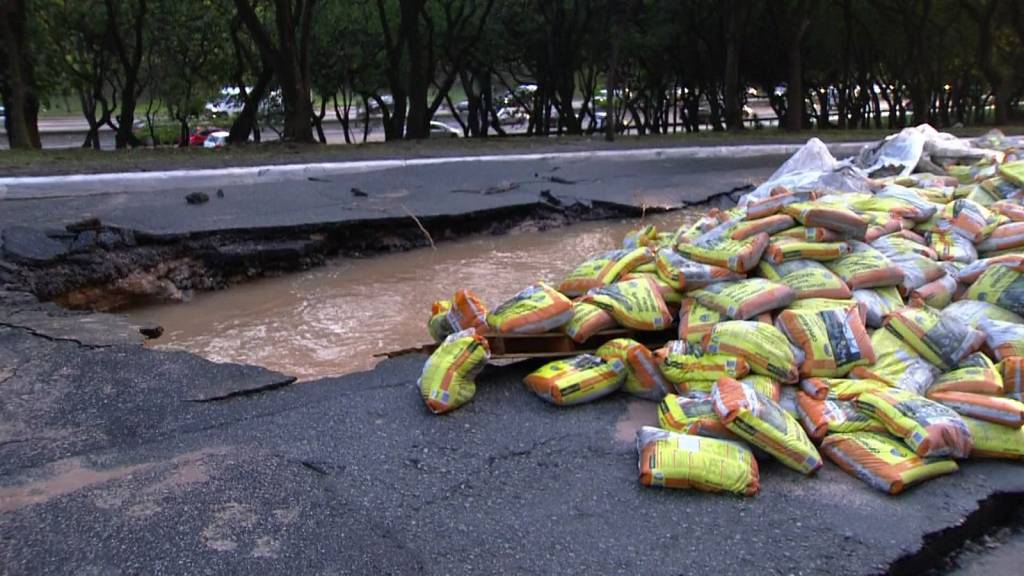 Caminhão abre cratera e rompe adutora no Jabaquara