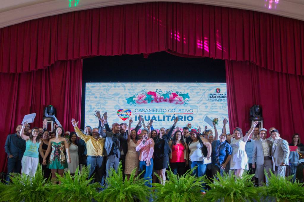 Avenida Paulista tem primeiro casamento coletivo LGBT do país