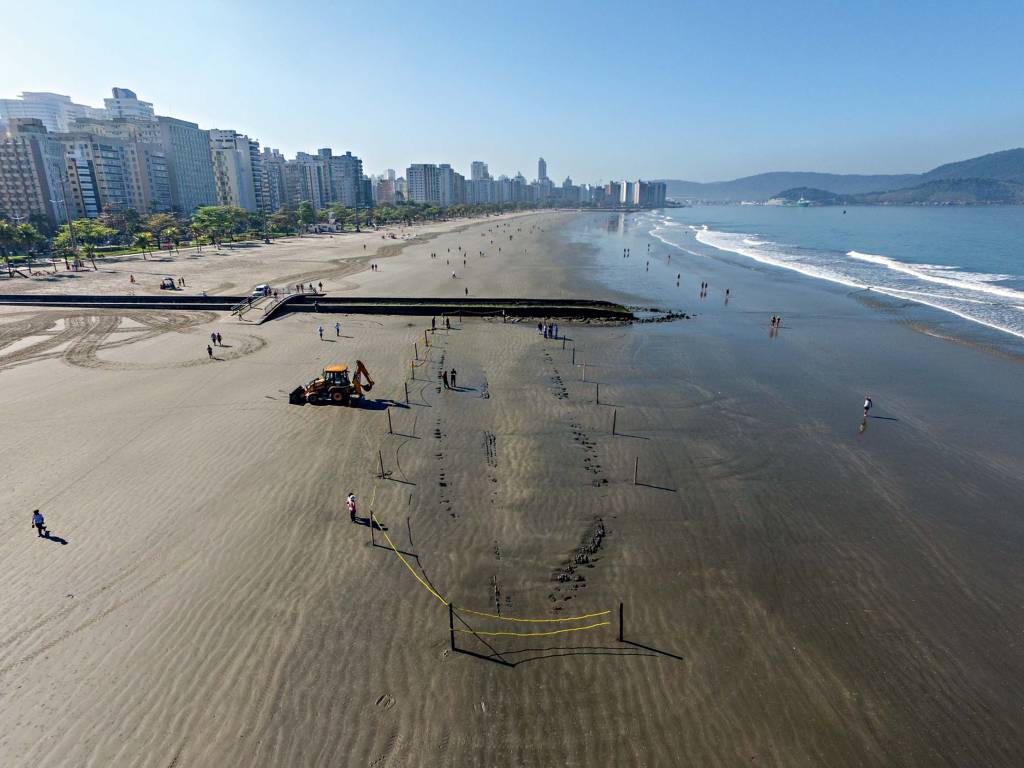 Navio centenário é encontrado na orla de Santos
