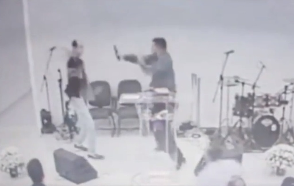 Homem ameaça esfaquear pastor durante culto no interior