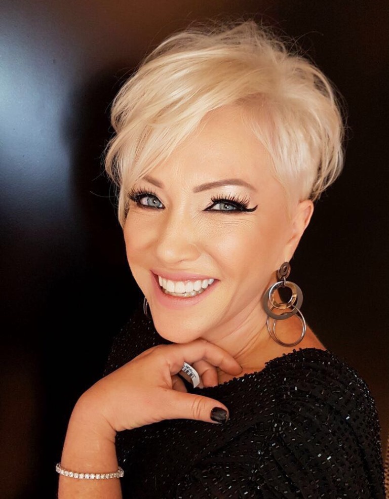 Confira o novo visual da cantora Deborah Blando