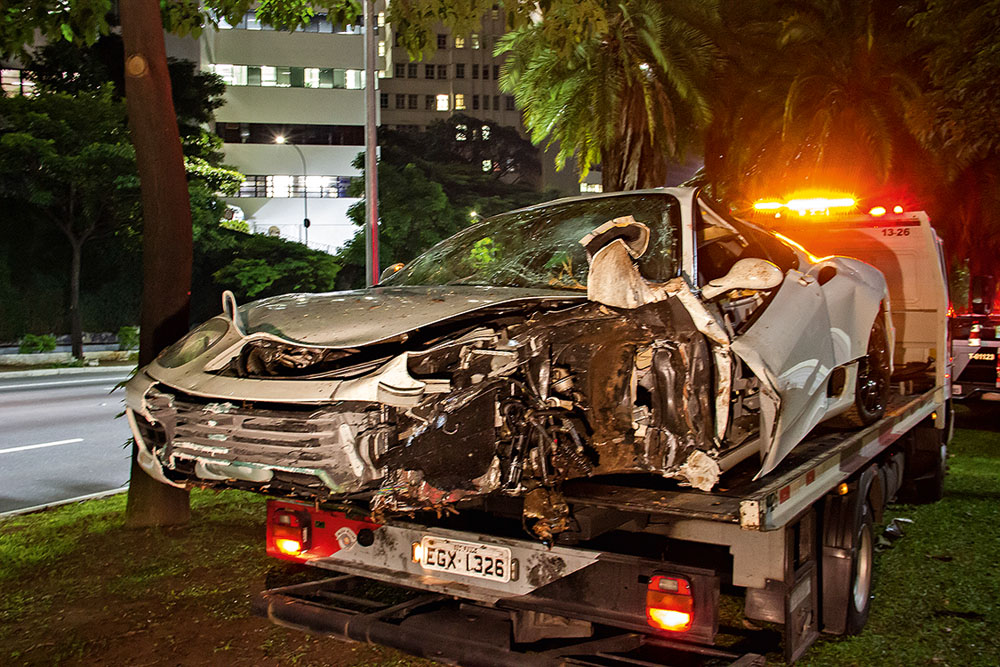 Ferrari capota e bate em outro carro na Zona Sul de SP.