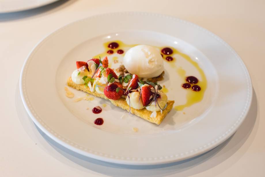 Torta de creme de amêndoa com frutas vermelhas e sorvete: para a sobremesa Torta de creme de amêndoa com frutas vermelhas e sorvete: para a sobremesa