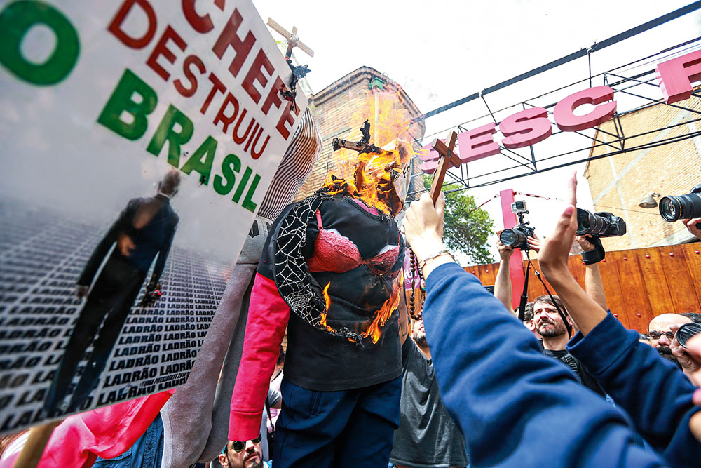 Manifestantes contra e a favor de Judith Butler protestam no Sesc Pompeia