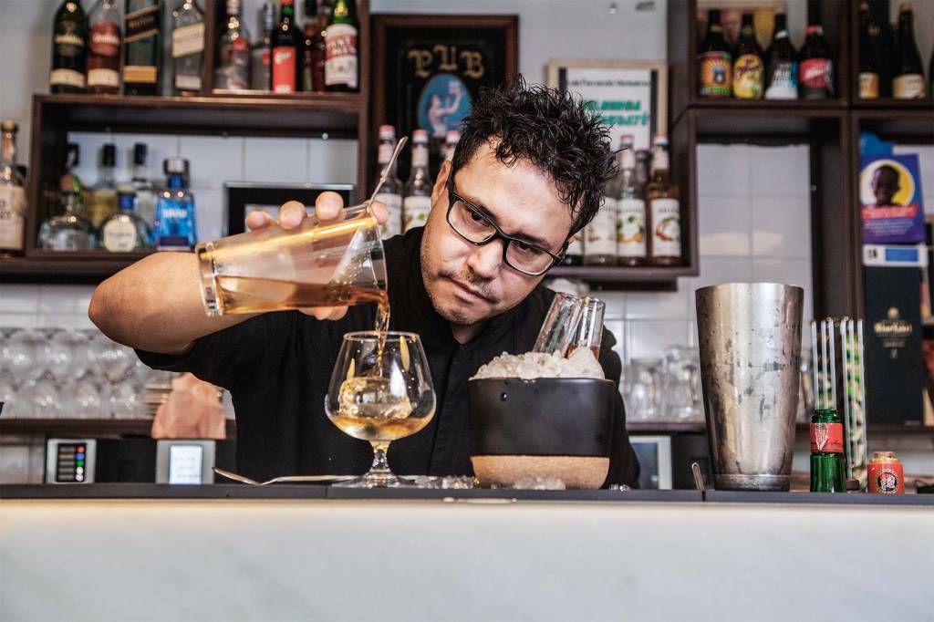 Por sucesso nas redes, bartenders apostam em drinques diferentões