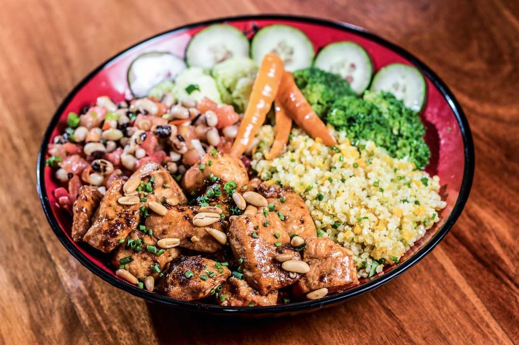 Saladas incrementadas estão em alta na cidade