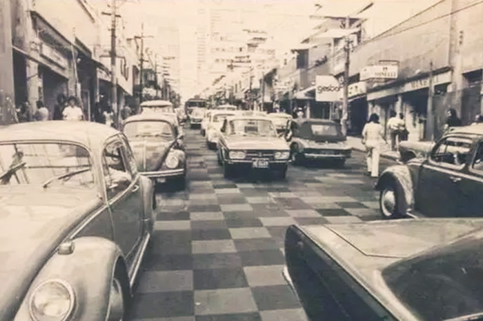 Quando a Rua Augusta foi acarpetada para o Natal