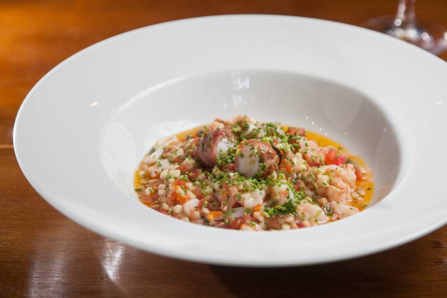 Fregula com frutos do mar do Mondo: massa típica da Sardenha, ilha italiana onde nasceu Loi Fregula com frutos do mar do Mondo: massa típica da Sardenha, ilha italiana onde nasceu Loi