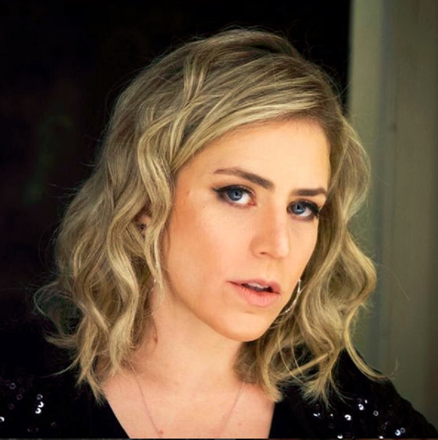 Luciana Andrade, cantora do Rouge, muda o visual