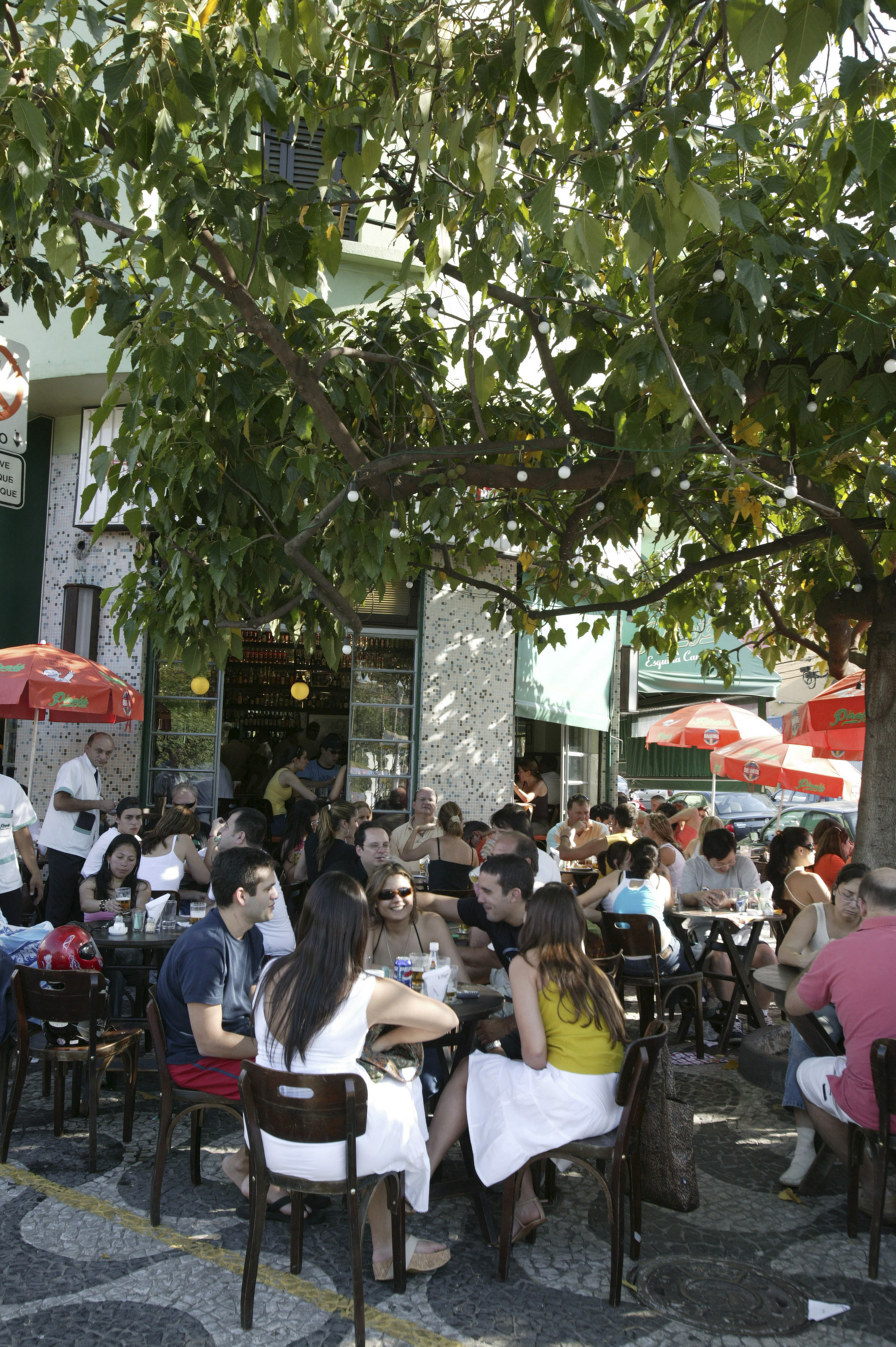 Mesas na cal&ccedil;ada do bar Piraj&aacute;.