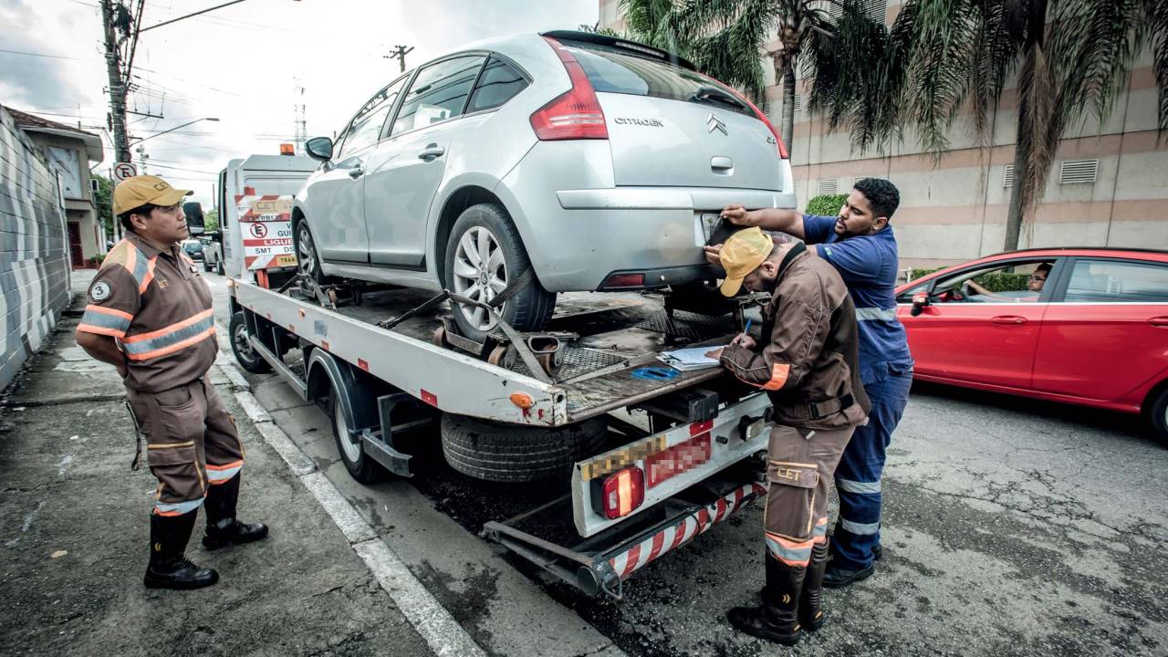 Imagem mostra carro em cima de caminhão de guincho