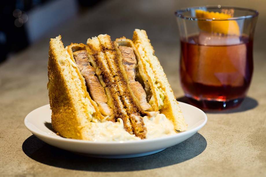 Katsu sando: hit em bares orientais, o sanduíche leva pancetta empanada na farinha panko, repolho, maionese e molho tonkatsu entre fatias de pão de fôrma Katsu sando: hit em bares orientais, o sanduíche leva pancetta empanada na farinha panko, repolho, maionese e molho tonkatsu entre fatias de pão de fôrma