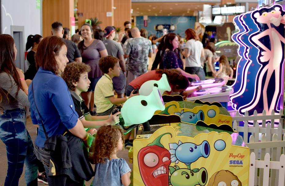 Máquinas de fliperamas e jogos variados ficam espalhados pelo local e custam a partir de 0.90 centavos Máquinas de fliperamas e jogos variados ficam espalhados pelo local e custam a partir de 0.90 centavos