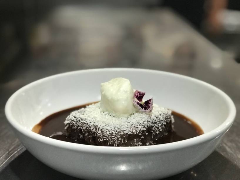 Bolo gelado de coco e brigadeiro servido com sorvete de coco do restaurante La Cucina Piemontese