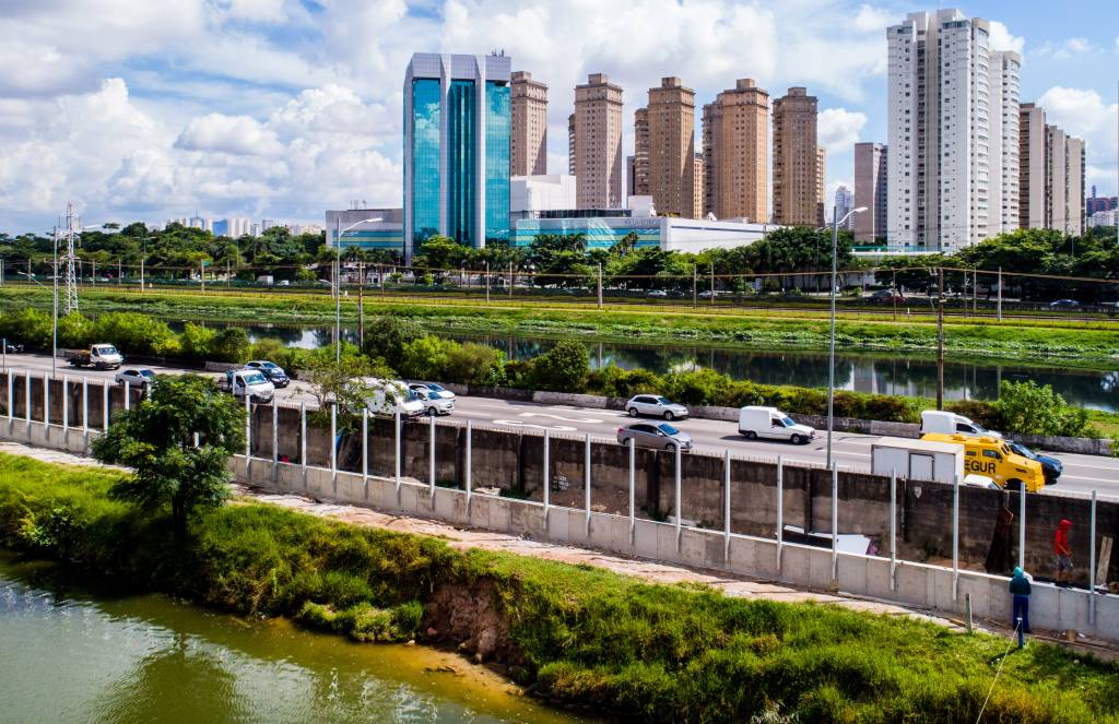 Muro de vidro da USP está em fase final de construção