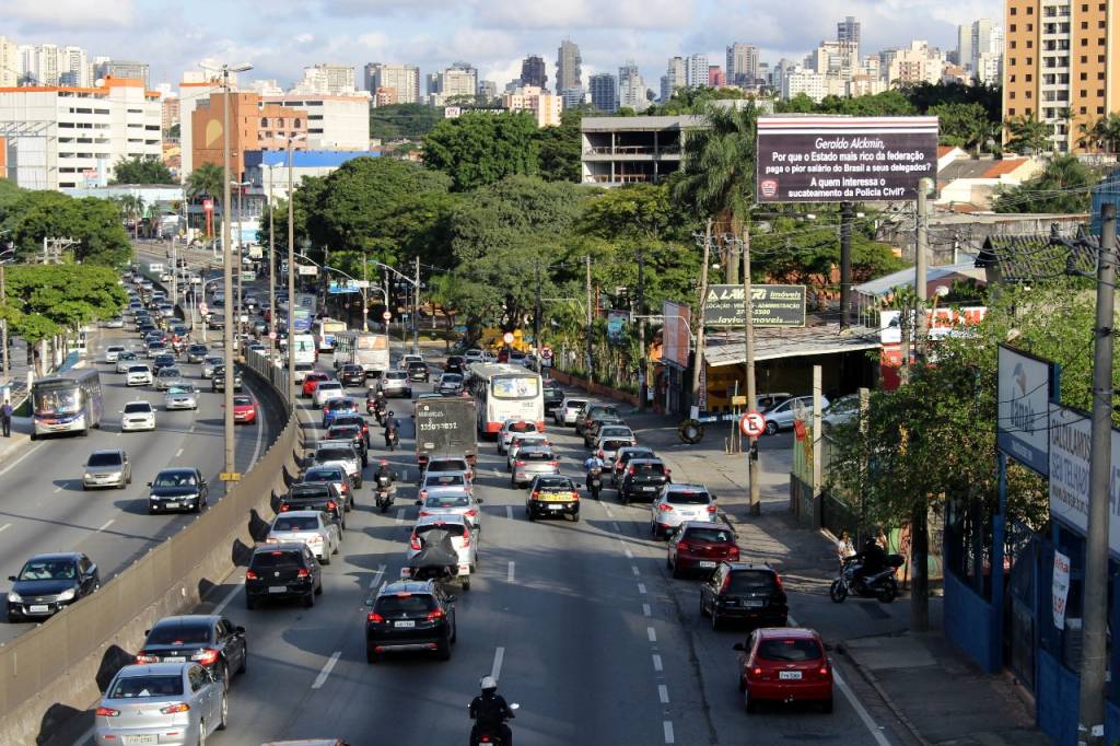 Painel contra Geraldo Alckmin é instalado em rodovia